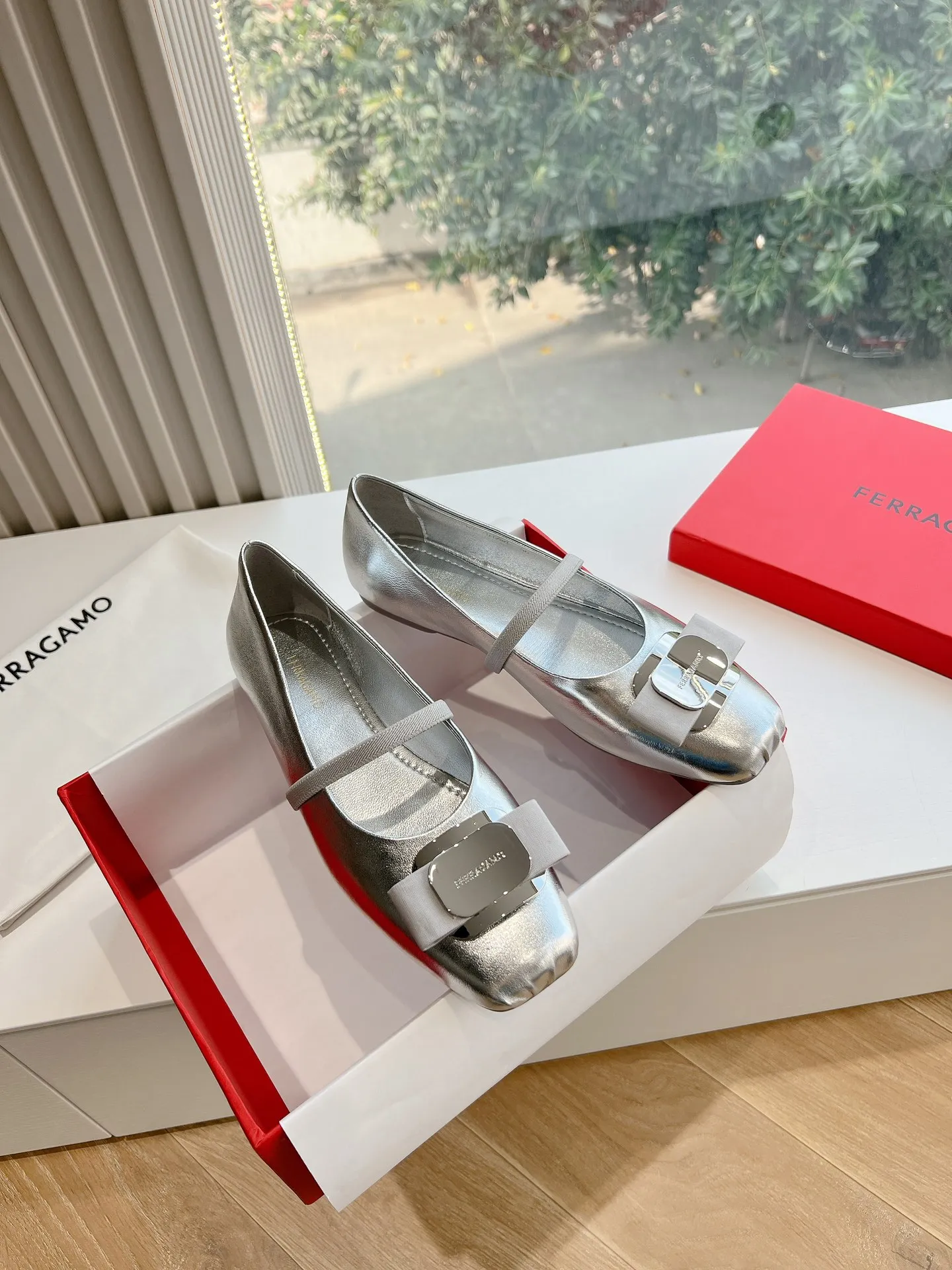 👟👟Ex-factory price 520👟👟 A one-to-one replica of the original version of the top-notch FERRAGAMO women's new version of Vara nameplate ballet flats, which are indeed more stunning on the feet~Bow-tie, flat shoes that combine beauty and beauty, are very versatile, and will not tire your feet when worn. It is definitely a pair that is worth buying! Fabric: Imported sheepskin Lining: sheepskin Code number: 35-39 (40/41 customization is non-returnable and non-exchangeable)